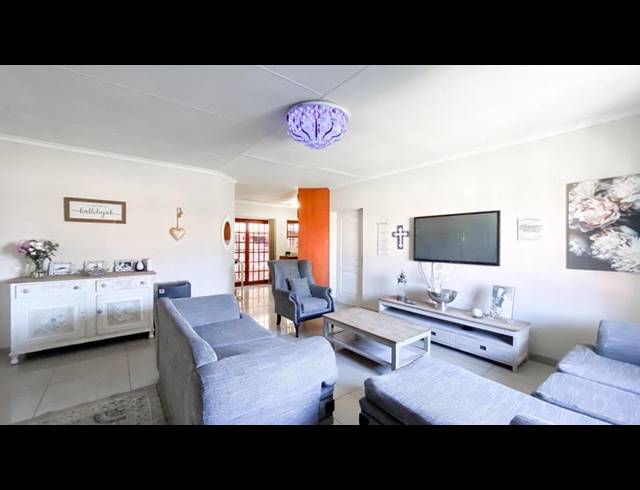 3 BEDROOM TOWNHOUSE FOR SALE IN NEWMARKET